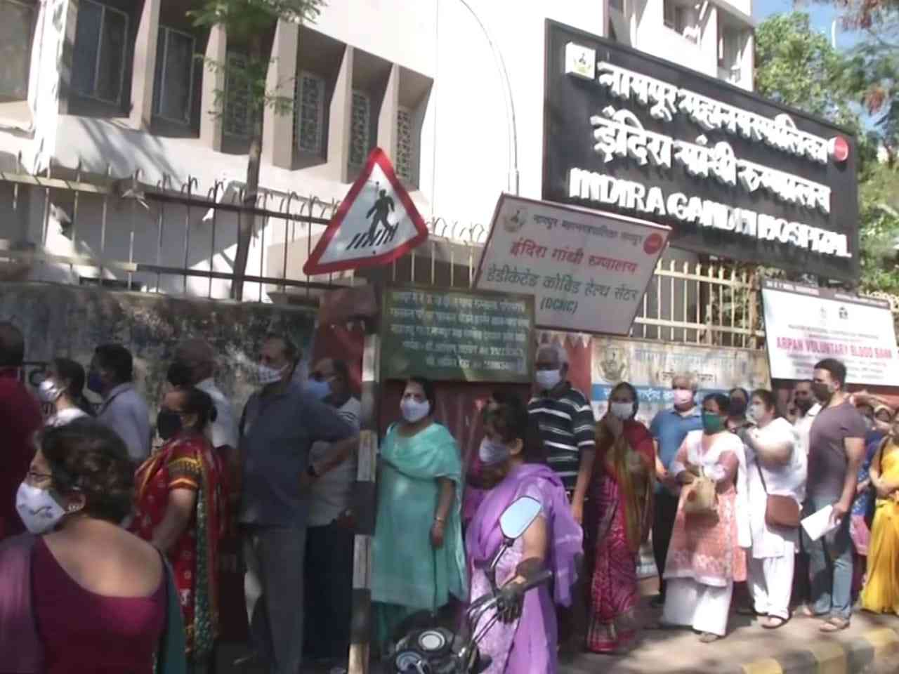 Citizens flout social distancing norms as they stand in queue to get vaccinated at IGGMCH in Nagpur (Photo: ANI)